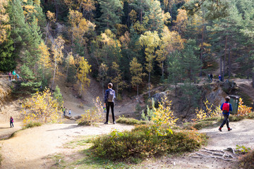 Dwaj chłopcy z plecakami na szlaku turystycznym Kolorowe Jeziorka w Rudawach Janowickich, Polska, jesienią © Joanna