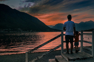 Ojciec z synem podczas zachodu słońca nad Zatoką Kotorską w Czarnogórze