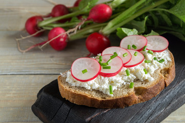 Rye bread with butter and radish.