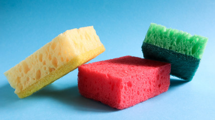 Many blue, red, yellow, green sponges are used to wash and wipe the dirt used by housewives in everyday life. They are made of porous material such as foam. good detergent retention