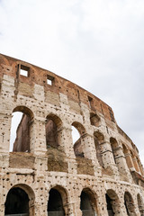 Obraz premium ancient Colosseum against cloudy sky in rome