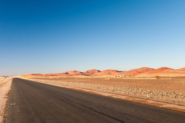Die Pisten durch die Wüste Namib