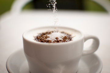 taza de café de sobre descafeinado con leche y azúcar
