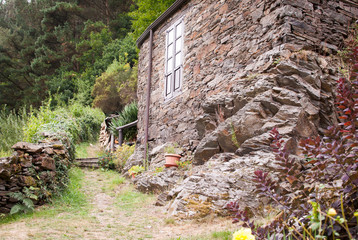 casa de piedra en pueblo de asturias, españa