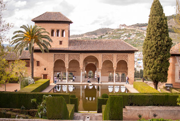 Fototapeta premium Estanque con edificio Alhambra, Granada, Andalucía, España