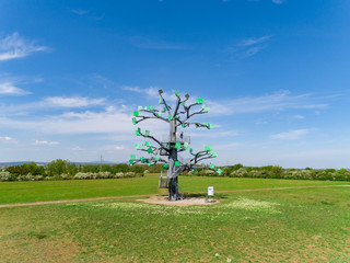 Der Eisenbaum ist ein Aussichtsturm zwischen Hochheim und Flörsheim und an der Regionalpark Rundroute gelegen. Er bietet weite Ausblicke in die Rhein-Main Region. © Peter
