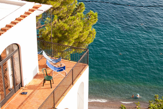 terraza con amacas y vistas al mar, Positano, costa amalfitana, Italia