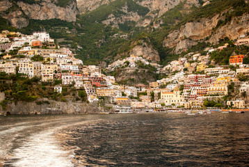 Vista de Positano desde el mar, costa amalfitana, Italia
