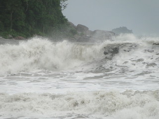 Obraz premium Rough sea on a rainy day on the north coast of São Paulo, Brazil