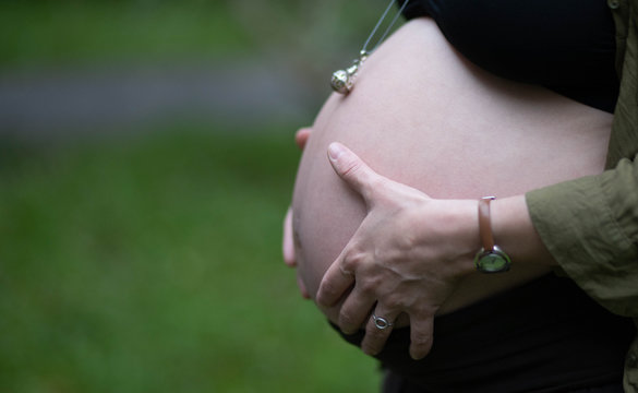 Femme enceinte grossesse, main sur le ventre avec un bola