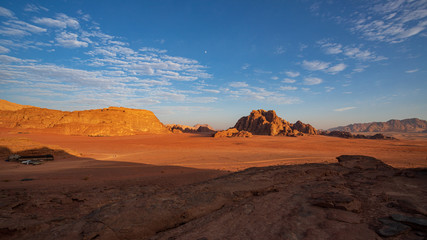 panorama al tramonto del deserto wadi rum, in giordania