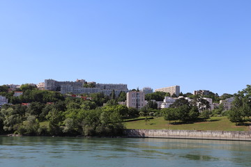 Fototapeta premium La ville de Caluire vue depuis les quais du Rhône - Ville de Caluire - Département du Rhône - France