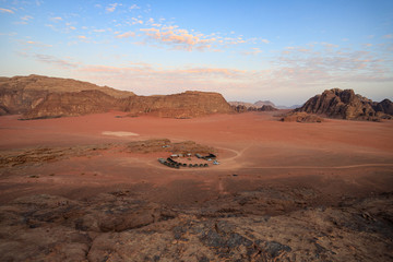 Fototapeta na wymiar accampamento beduino nel deserto wadi rum, Giordania