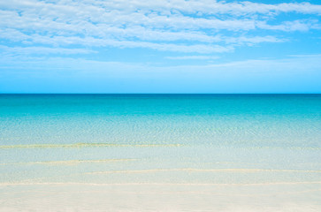 Fototapeta na wymiar Beautiful landscape of clear turquoise ocean and sandy beach in Saadiyat island
