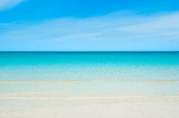Gardinen Beautiful landscape of clear turquoise ocean and sandy beach in Saadiyat island © Myroslava
