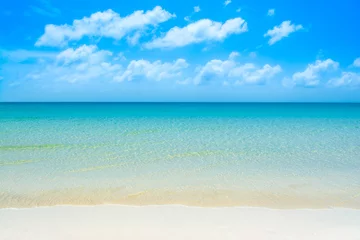 Foto op Canvas Beautiful landscape of clear turquoise ocean and sandy beach in Saadiyat island © Myroslava