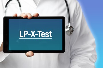 LP-X-Test. Arzt mit Stethoskop hält Tablet-Computer in Hand. Text im Display. Blauer Hintergrund. Krankheit, Gesundheit, Medizin