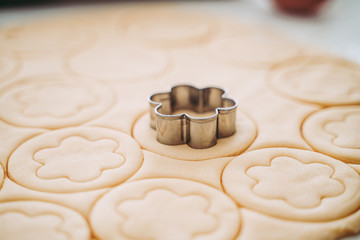 Making of round shortcrust cookies