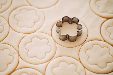 Making of round shortcrust cookies
