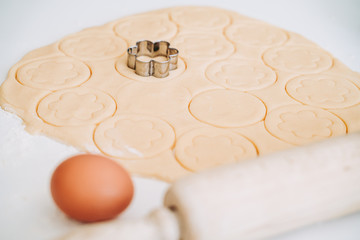 Making of round shortcrust cookies