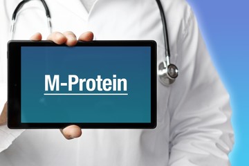 M-Protein. Arzt mit Stethoskop hält Tablet-Computer in Hand. Text im Display. Blauer Hintergrund....