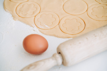 Making of round shortcrust cookies