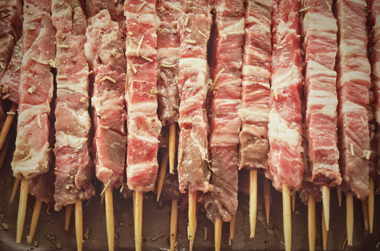 Arrosticini alla griglia, spiedini abruzzesi di pecora cotti sulla grata e  su uno speciale braciere Foto stock - Alamy