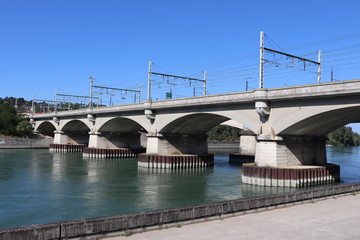 Le viaduc ferrovière sur le fleuve Rhône à Lyon parallèle au pont Raymond Poincaré - Ville de Lyon - Département du Rhône - France