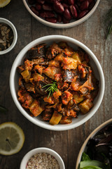Plat de ratatouille légumes marinés maison