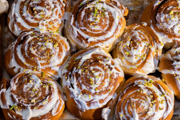 Fototapeta premium Fresh tasty cinnabons with cream and pistachios