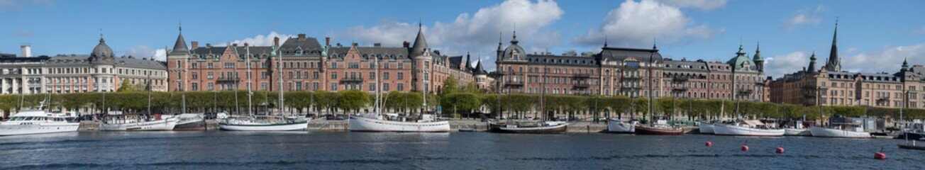 Obraz premium Boats and classic old houses at the pier street Strandvägen at the district Östermalm a sunny spring day in Stockholm.