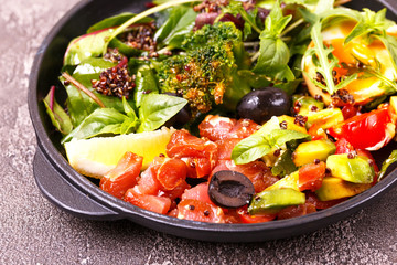 quinoa salad with tuna, broccoli, avocado, tomato and spinach
