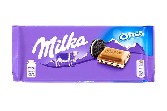 plaque de chocolat de marque Milka au gout d'Oreo sur un fond blanc