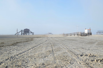 Fototapeta na wymiar Sankt Peter-Ording Strand in Nebelwolken