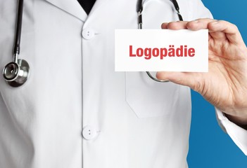 Logopädie. Doktor mit Stethoskop (isoliert) zeigt Karte. Hand hält Schild mit Text. Blauer Hintergrund. Medizin, Gesundheitswesen