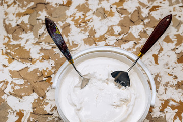 White putty, putty knives and spatulas.