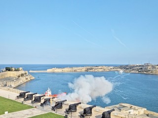 Fototapeta na wymiar Upper Barrakka Garden Saluting Battery shot at 4 pm (Valletta, Malta)