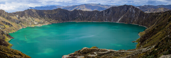 laguna dentro de un volcán en Ecuador