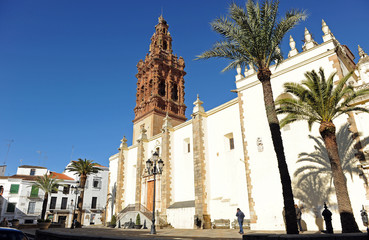 Obraz premium Iglesia de San Miguel en la Plaza de España de Jerez de los Caballeros, una ciudad famosa y monumental de la provincia de Badajoz en Extremadura, España