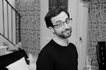 Hombre feliz con gafas y barba