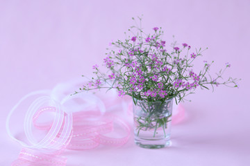 ピンクのカスミソウの花束とリボン