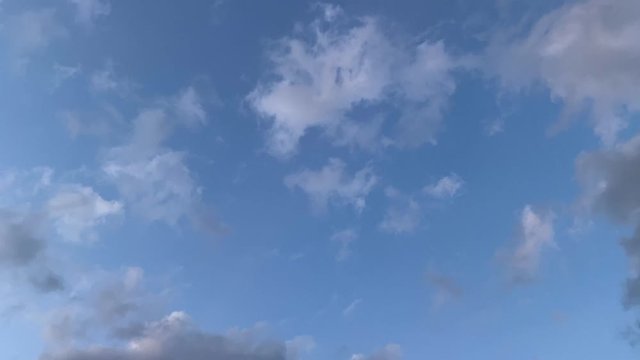 夕方の空に漂うちぎれ雲