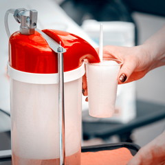 Making an oxygen cocktail. Oxygen cocktail - an oxygenated drink that forms a foamy 