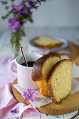 Fette di pan brioche accanto a una tazza di caffè su un tavolo di legno