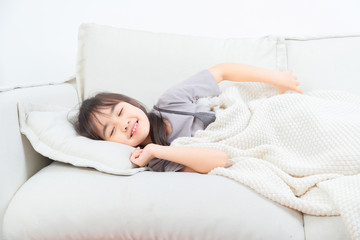 Obraz na płótnie Canvas 沙发上睡觉的亚洲小女孩 
