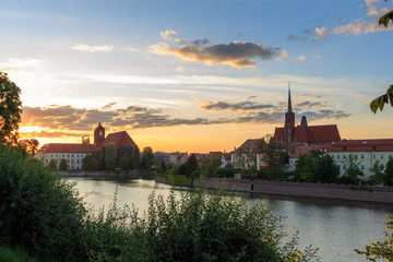 Obraz premium sunset over the Odra River and the historical part of Wroclaw