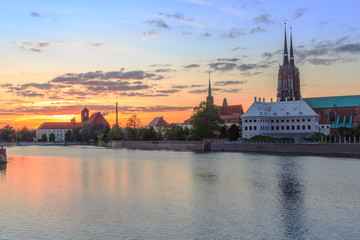 Fototapeta na wymiar sunset over the Odra River and the historical part of Wroclaw