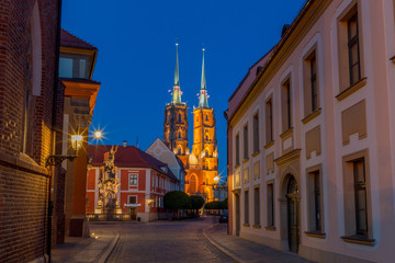 Fototapeta na wymiar evening streets and a view of the Wroclaw cathedral