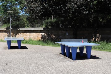 Table de ping pong dans l'espace public dans le quartier de la Duchère à Lyon - Ville de Lyon - 9 ème arrondissement - Département du Rhône - France