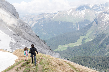 Fototapeta na wymiar Enfants sur un chemin de randonnée en montagne